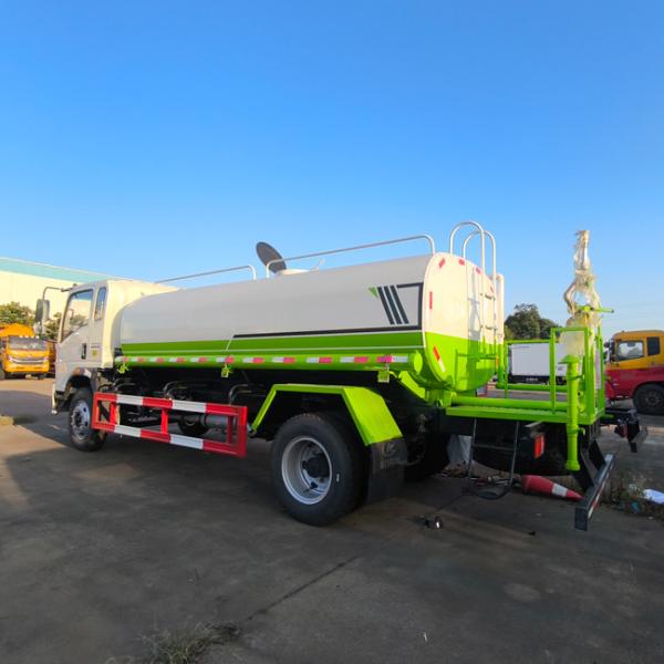 Camion-citerne HOWO 4X2 8000 litres d'exportation directe d'usine avec grande pompe à eau