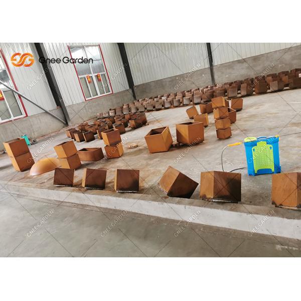 Металл гнуть ржавую коробку плантатора Corten стальную в на открытом воздухе патио