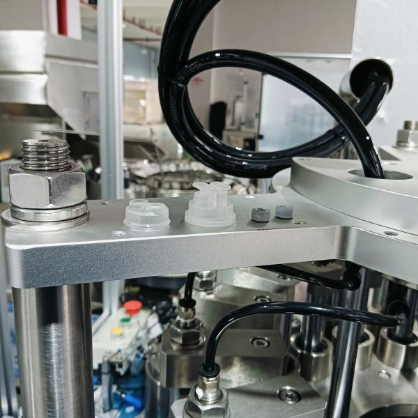 Machine d'assemblage de capuchon euro en acier inoxydable pour sacs et bouteilles en plastique pour perfusion intraveineuse à surface poli