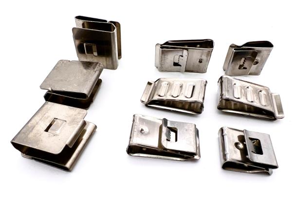 Clampada de cable de acero inoxidable    resistente a la corrosión y los rayos UV, solución de sujeción duradera para cableado eléctrico, solar e industrial, instalación segura y fácil, disponible en varios tamaños