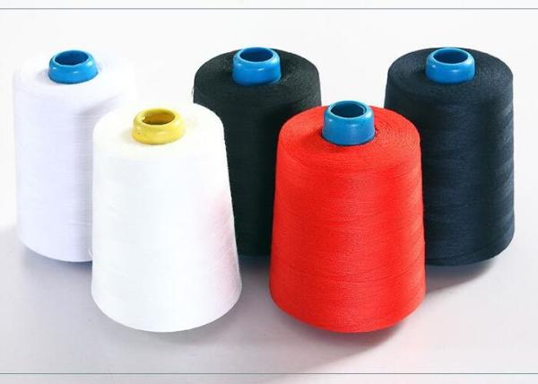 O anel dos bens de 100% girou a linha de costura 40s/2 do poliéster com os tubos tingidos para a fábrica do vestuário