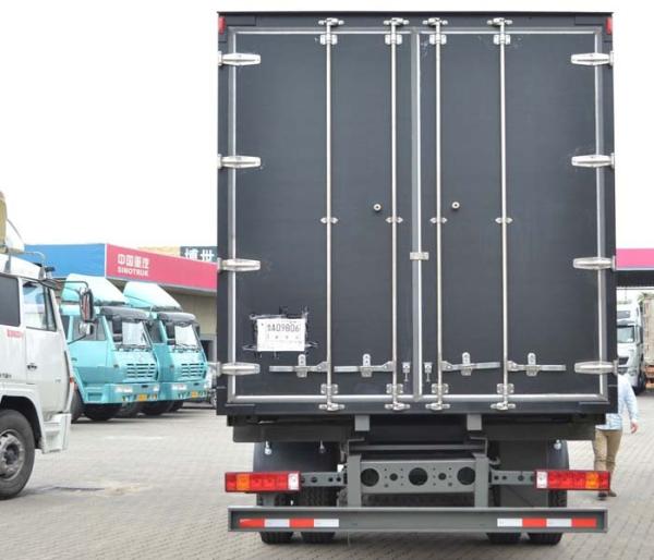 16 Tons Cargo Van Truck SINOTRUK HOWO , Light Duty Box Trucks For Delivery