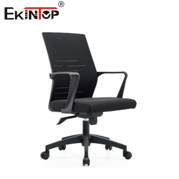Chaise de bureau moderne en maille noire avec accoudoirs et pivotement pour le travail