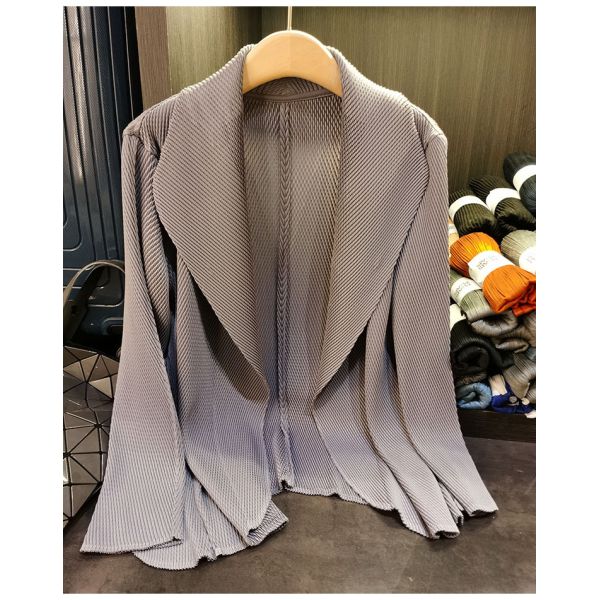 Spring 2025 Women's Solid Color Lapel Long Sleeved Pleated Women's Long Coat