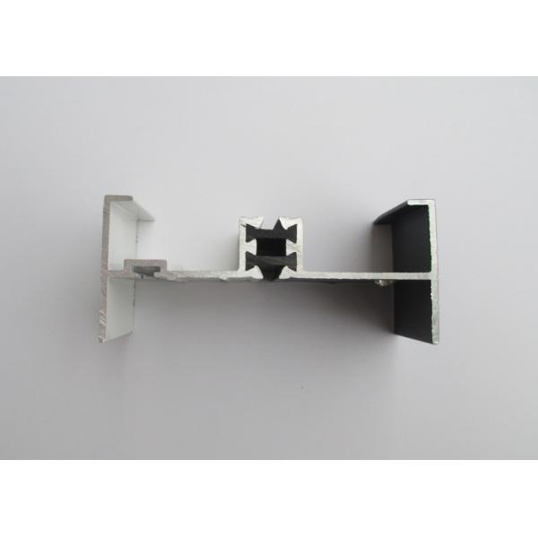 Белый порошок покрыл профили алюминиевого окна, прессованную рамку алюминиевого окна