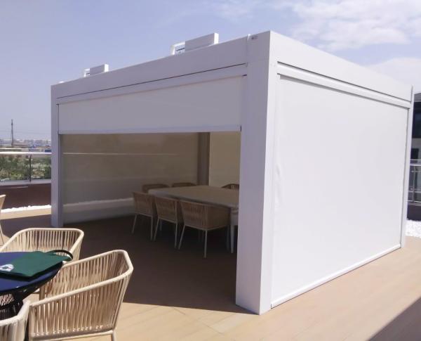 Fiberglass PVC Outdoor Roller Blinds Remote Control White Black Zipper Track
