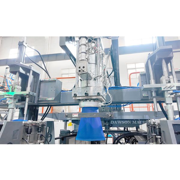 4 Screw Heating Zone Plastic Blow Molding Machine HDPE Jerrycan Bottle Production Line Clamping Force 270 KN Technology