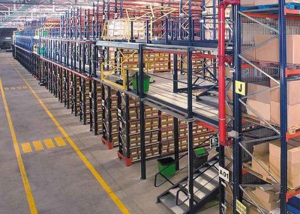 L'étagère résistante a soutenu la mezzanine d'entrepôt, mezzanine industrielle à plusieurs niveaux