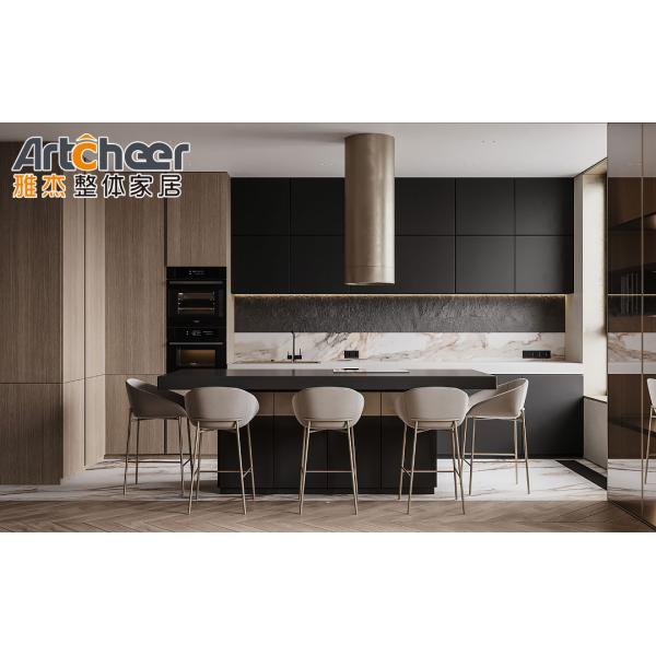 Деревянные шкафы для кухни в роскошном стиле с кухонным островом, столом и аксессуарами