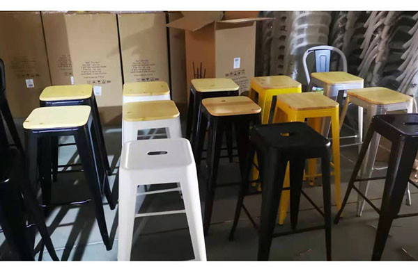 Negro apilable industrial Seater del taburete de bar de la alta de pie del hierro silla de la barra