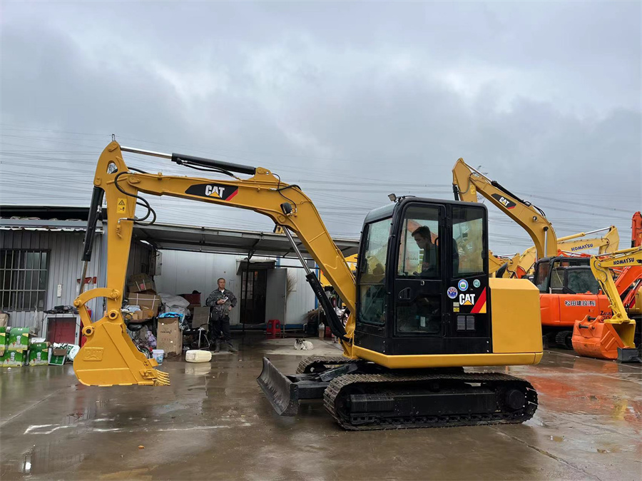 Малый экскаватор CAT 305.5E2 Использованный гидравлический экскаватор вес 5 тонн с лезвием