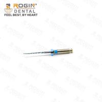 Retirada Endodontic dental dos arquivos de Niti para remover a guta-