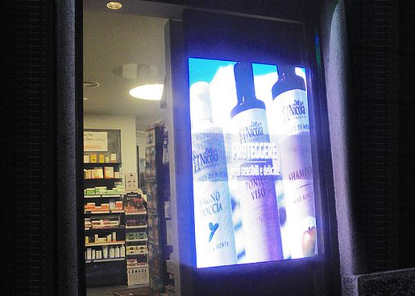180 Degree Folded Retail LED Display Indoor / High Purity P3.9  LED Screens For Commercial Application