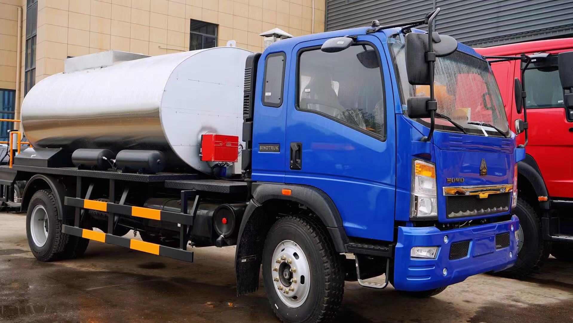 Автомобиль-распределитель Asphalt Fortius HOWO 4X2 Шасси 5000L 3000L Для дорожного строительства