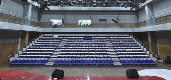 Установленный пол складного телескопичного Bleacher ручной операции усаживая -