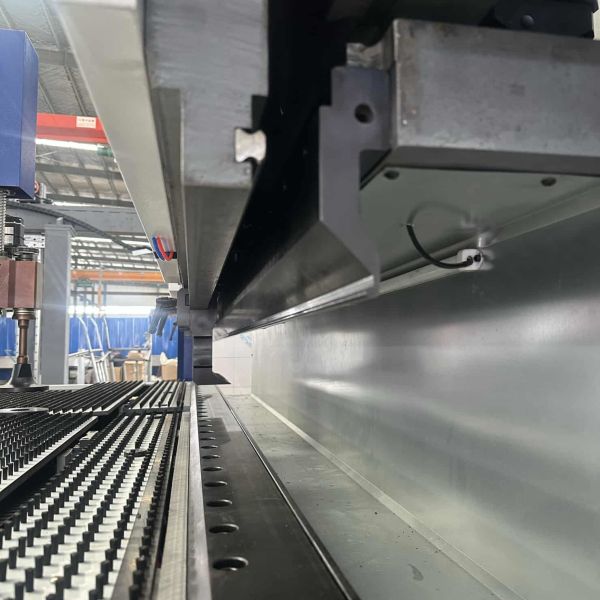 16-Axis Linkage Control CNC Bending Machine with High Precision Bending and Customizable Auxiliary Folding Knife