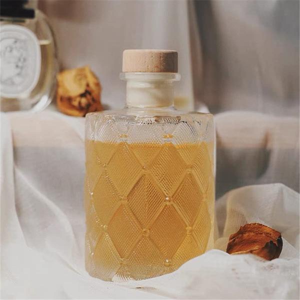 Round 200 ml 500 ml 700 ml Glass Bottle for Whisky Vodka Wine Carving Cork Juice Milk Tea Drink