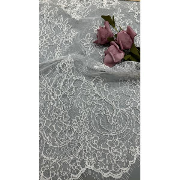 Tissu de dentelle de luxe français de Chantilly Tissu durable et élégant Fête de mariage Occasions Tissu blanc