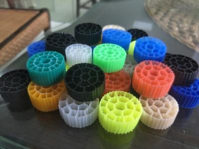 Processo de flutuação colorido do Biofilm dos meios de filtro do PE MBBR, tratamento de águas residuais de MBBR