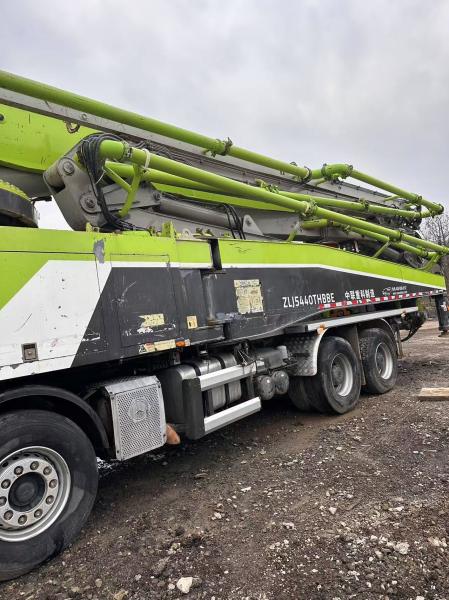 Used Zoomlion 63m concrete pump truck price in 2019, special sale