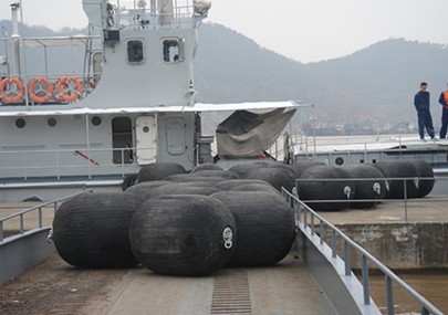 High Energy Absorption Pneumatic Marine Fender , Boat Dock Fenders And Bumpers