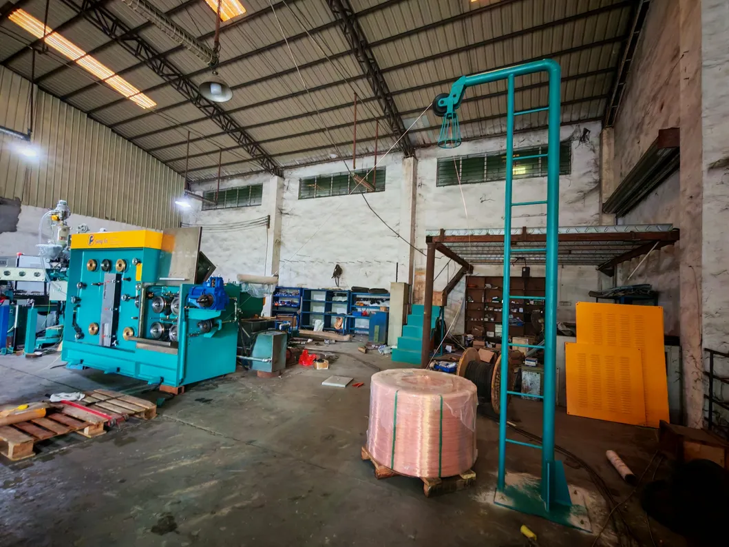 Línea de extrusión de cables LAN de alta velocidad.