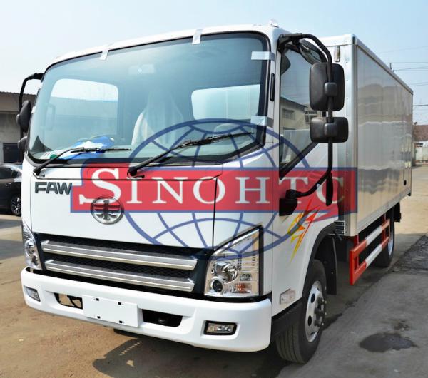 3500KG Light Dry Cargo Truck , 4x2 / 4x4 Closed Box Truck Manual Gearbox