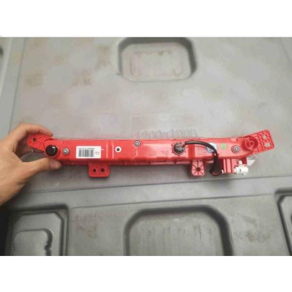 Geely Geometry Uma lâmpada de nevoeiro traseira do meio de plástico é usada para aviso vermelho da lâmpada de nevoeiro traseira do meio