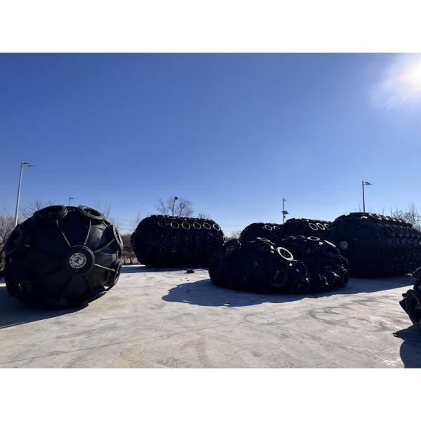 Pneumatic Rubber Fender with Heavy Duty Outer Layer for Ice Class Vessel Berthing Protection at 50kpa & 80kpa Pressure