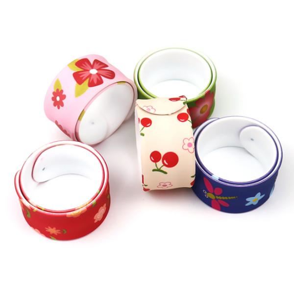 220*25*2mm Silicone Slap Bands , Delicate Snap Bracelets With Flow Shape Charm