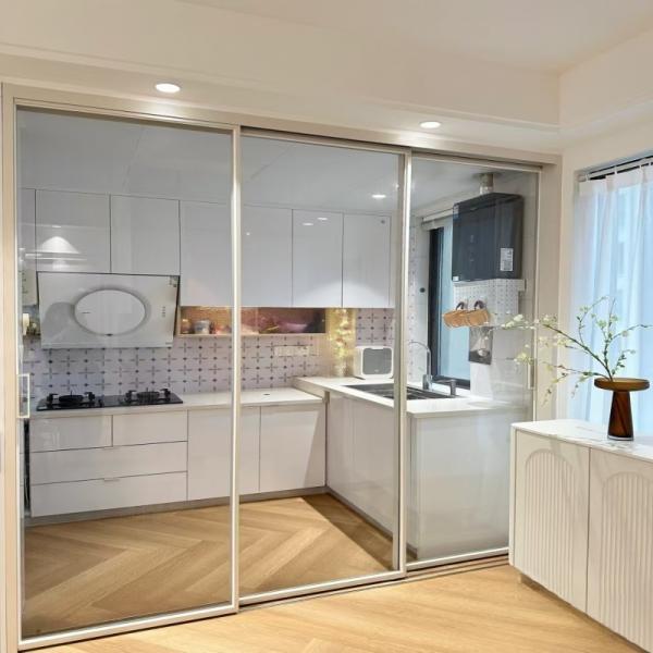 Porte coulissante à cadre étroit en aluminium résistant aux intempéries de qualité supérieure avec verre trempé