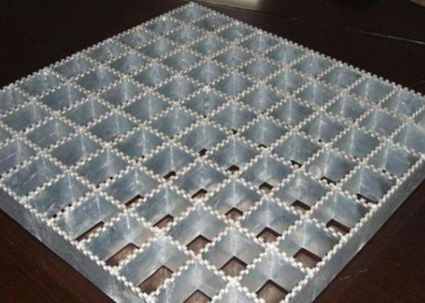 Grating galvanizado da passagem serrilhado carregando a resistência de corrosão da barra