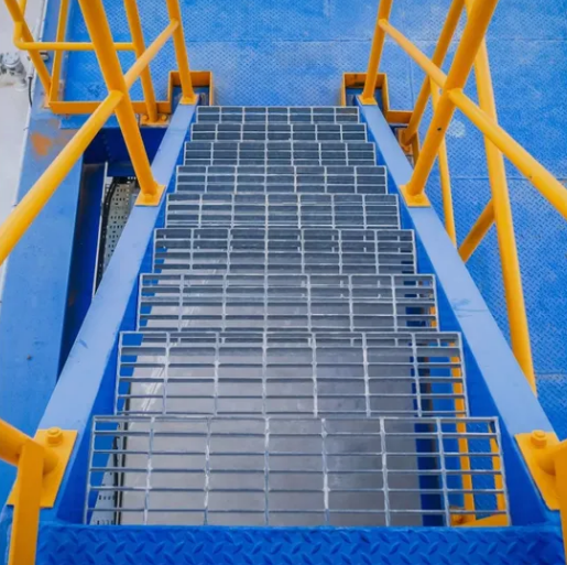 Hot Dip Galvanized Steel Bar Grating with Serrated Surface and 25x5 Bearing Bar for Heavy Duty Flooring
