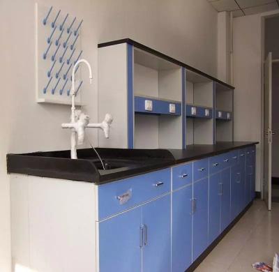 Banco de trabalho do laboratório da universidade com a tabela de funcionamento do dissipador