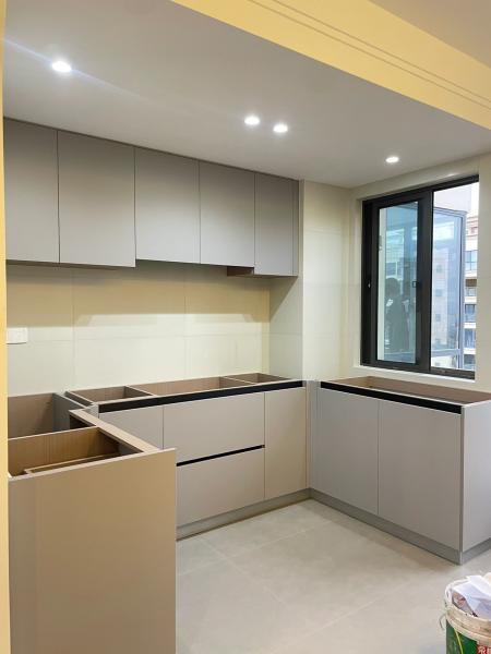 Armoire de cuisine en forme de L Design simple avec des étagères ouvertes pour appartement