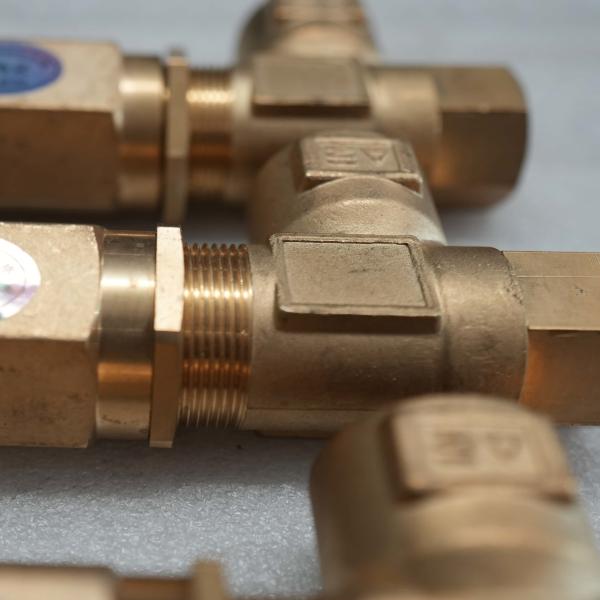 Soupape de sécurité pour balayeuse-laveuse : Protège la pompe à eau haute pression et régule le circuit d'eau