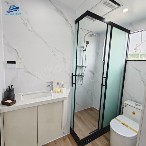 Péniche de luxe à deux étages avec salon, chambre, cuisine et terrasse ensoleillée sur le toit – Maison flottante sur l'eau