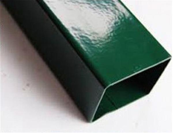 fio revestido curvado 3 d do plástico verde que cerca o painel com os acessórios completos completos