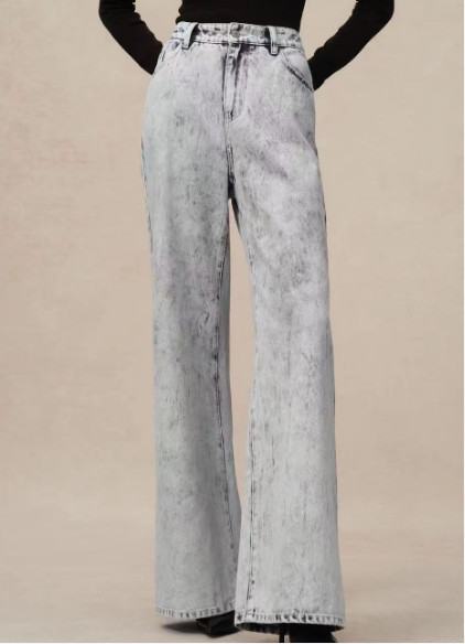 Loose-fit wide-leg design with a mid-high waist