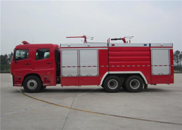 Os assentos médios do dever seis molham o carro de bombeiros do petroleiro com os dois monitores do fogo no telhado