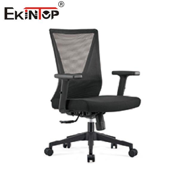 Голубой эргономический стул стола офиса сетки с регулируемыми оружиями