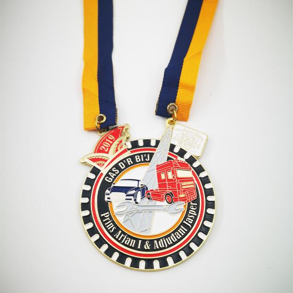 Medalla de Carnaval Pirnce con colores suaves de esmalte y chapa de oro