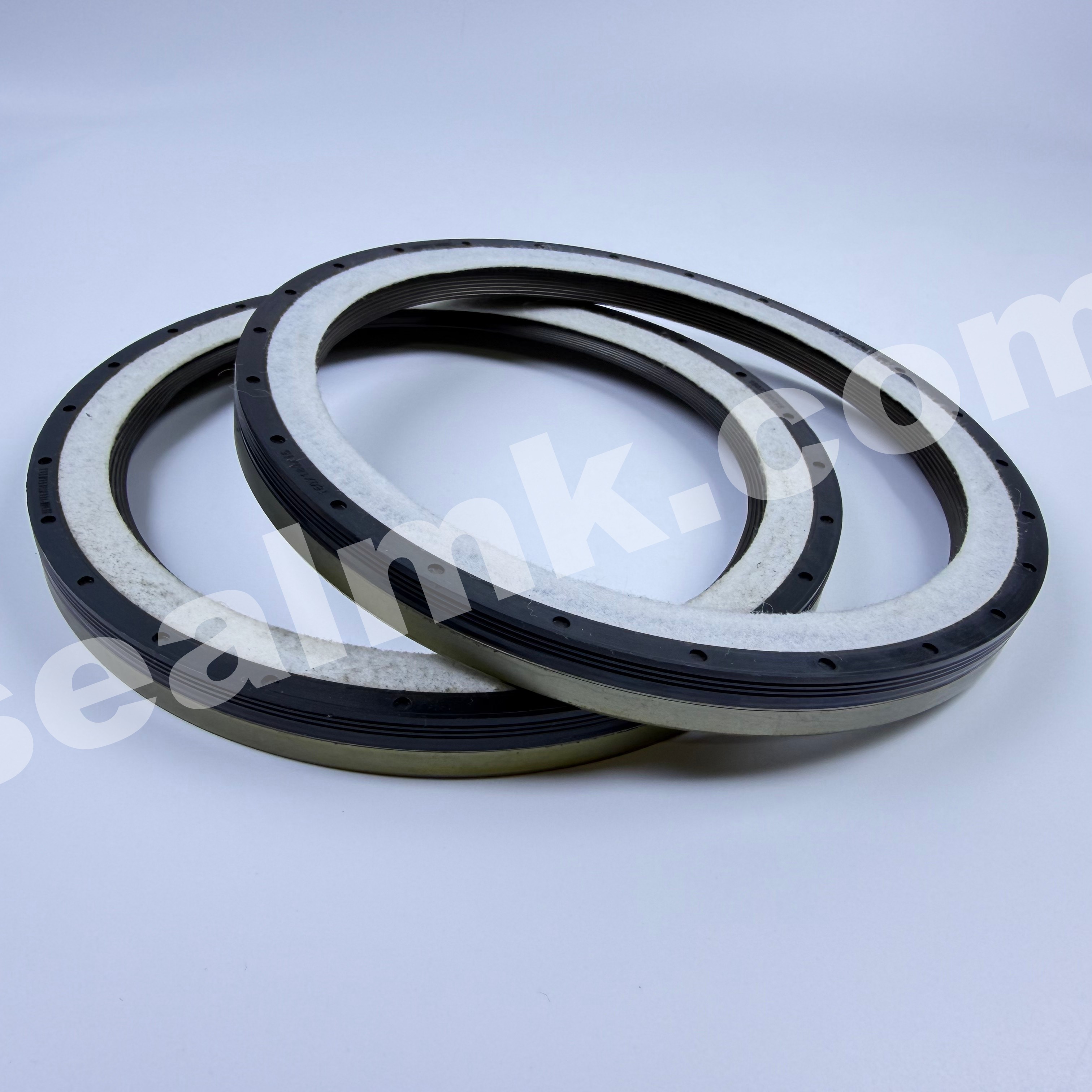 150*180*15 | Compatible with Volvo / Renault OEM Part Numbers: 22086413, 7408148259, 7422086413
Elring Part Number: 545.800