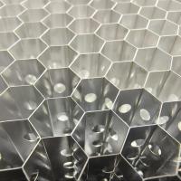 Perçage des trous en aluminium à fente de nid d'abeille Longueur latérale 5,5 mm