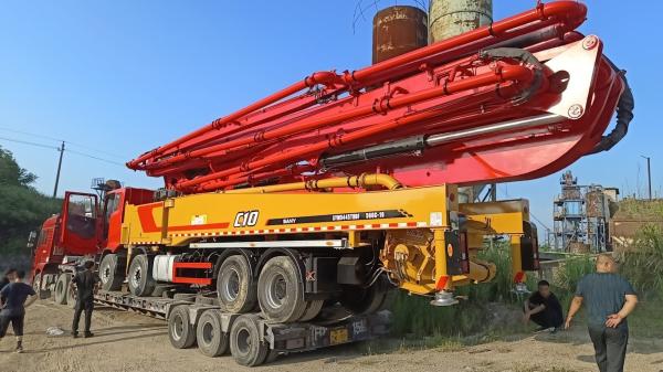 Pompes à béton rouges 56m Pompes montées sur camions Équipements lourds Pompes à béton