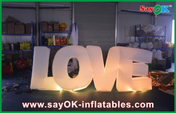 A letra gigante iluminou o número do sinal do amor para a propaganda/partido