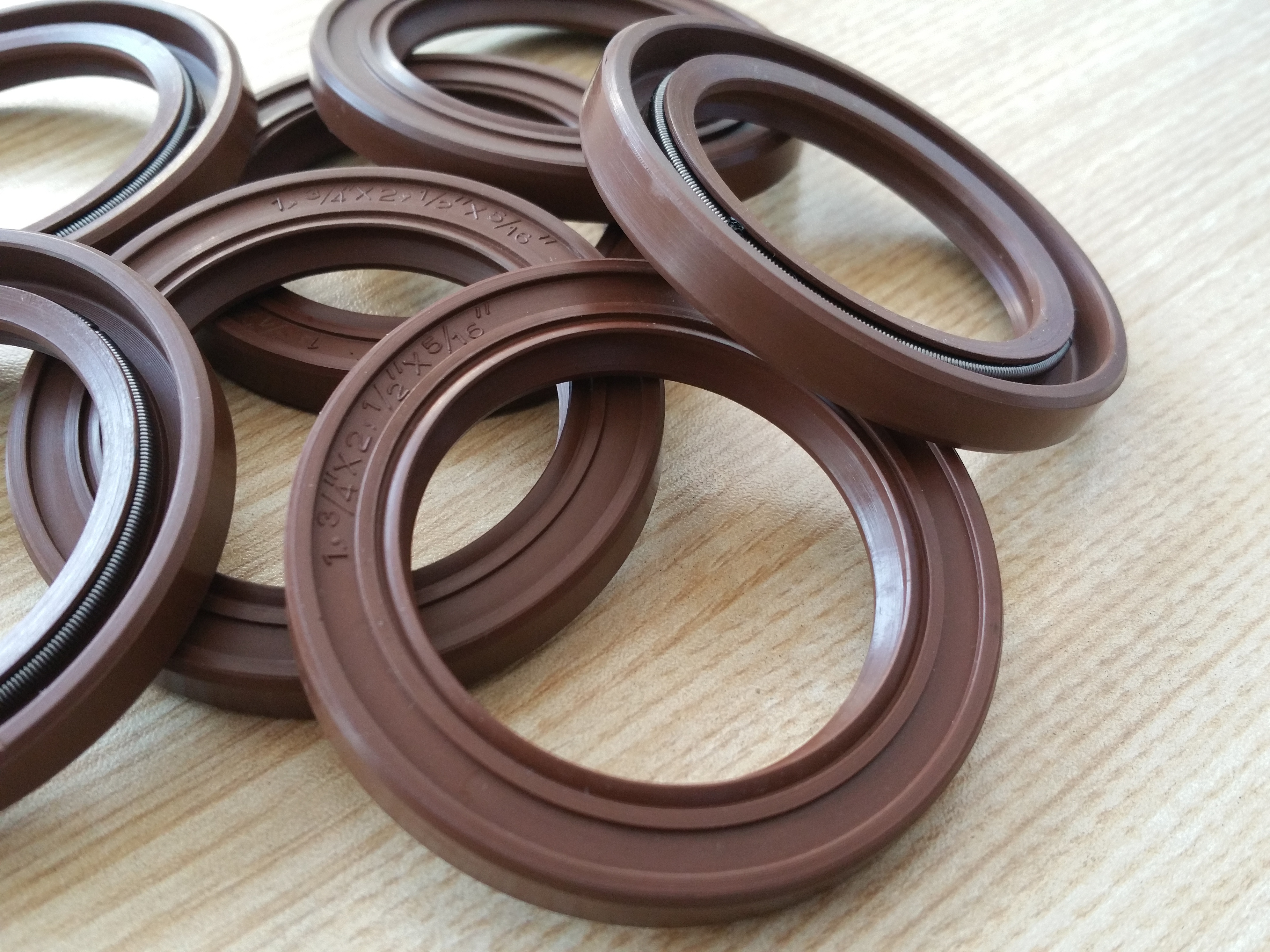 Double Lip TC Oil Seal with Low Friction Factor 0.04 and Customizable Size for Industrial Applications