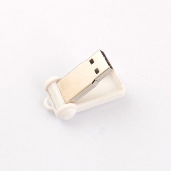 Переработанный USB-накопитель с полной памятью, подключенный к флеш-накопителю с помощью чипов Toshiba