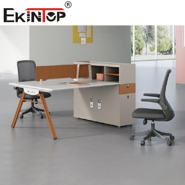 Компьютер обратимого открытого рабочего места офиса штата установленный ставит мебель на обсуждение столов коммерчески