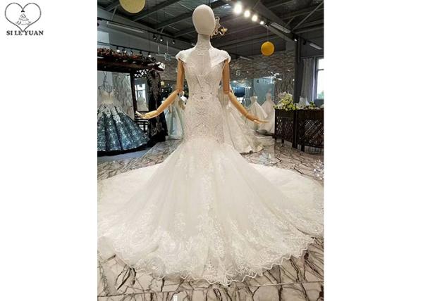 Off White Ladies Bridal Gown / Sleeveless Fishtail Wedding Gown Beaded Lace